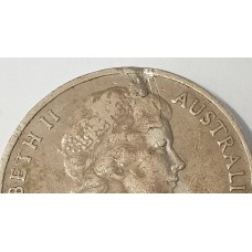 AUSTRALIA 1976 . TWENTY 20 CENTS COIN . ERROR . PLANCHET FLAW BEHIND QUEEN'S HEAD
